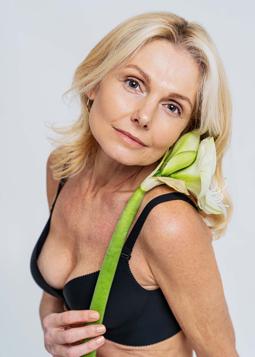 Beautiful senior woman with young and clean look, beauty shot - Pretty senior lady over 60 with perfect skin, concepts about elderly, beauty treatment and skin care