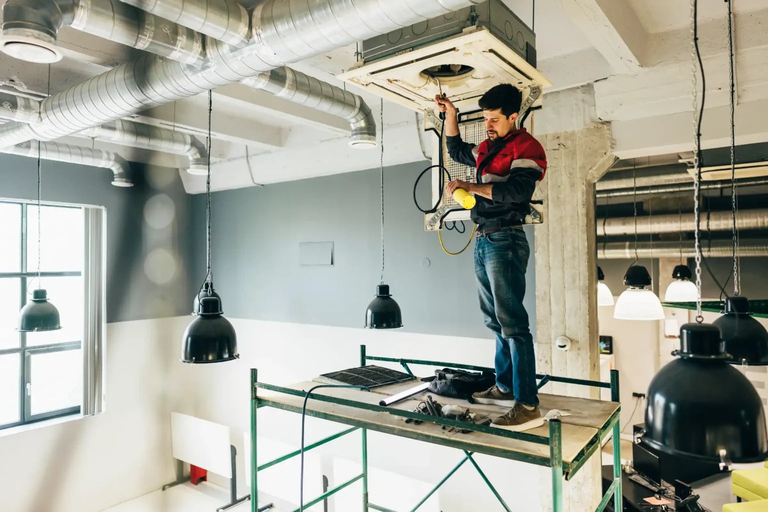 maintenance-man-repairing-air-conditioner-unit-in-GSAL9F9