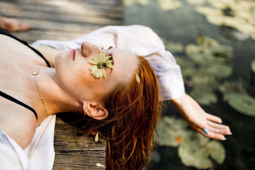 beautiful-young-woman-with-long-red-hair-in-the-wa-CB8NMU4