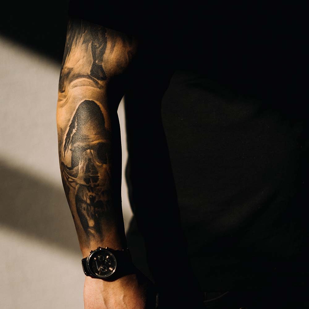 tattooed-arm-of-a-hairdresser-RVTKGR5